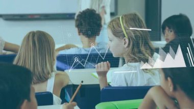 Kız, sınıf arkadaşına fısıldıyor ve eğitim haritası üzerinde çizgi çizelgeleri ve bar grafiklerini aktifleştiriyor. İşbirliği, eğitim, analitik, fütürizm, öğrenme, takım çalışması, dijital