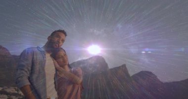 Güneşin doğuşunu kucaklayan çift, parıldayan yıldız alanının seyahat için genişlemesine neden oluyor. Romantik, macera, şafak, ufuk, korku, sükunet, doğal