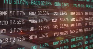 Ticker her saniye yenileniyor kodlar güncelleniyor ve ticaret katındaki piyasa dalgalanmalarını yansıtıyor. Dinamik, finans, teknoloji, veri, yatırım, ekranlar, dijital