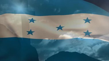 Rüzgar Honduras bayrağını çerçeveye dalgalandırıyor. Dağ siluetini ortaya çıkarmak için dalgalanıyor. Vatanseverlik, ulusal, sembolizm, manzara, dinginlik, hareket, soyut