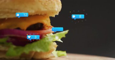 Nişan artışıyla tetiklenen susamlı çizburgerin etrafında sosyal baloncuklar yükseliyor. Fast food, burger, sosyal medya, katılım, tepki simgeleri, dijital etkileşim, modern mutfak