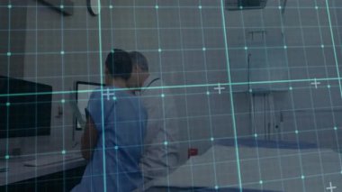 Hemşireler doktora doğru kayıyor, hemşireler şebeke kaplamalarıyla uğraşırken doktorlar kitap okuyor. İşbirliği, sağlık, dijital arayüz, profesyonel, klinik, teknoloji, takım çalışması