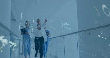 Tıbbi ekip hastane koridorunda yürüyen kıdemli doktor holografik veri şebekesini çalıştırıyor. Sağlık, işbirliği, yenilik, teknoloji, profesyonellik, teşhis, araştırma