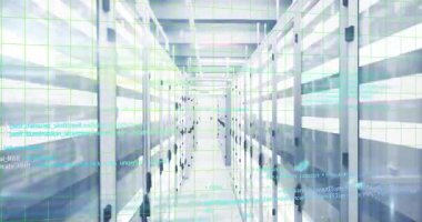 Sunucu koridorunda görünen yeşil ızgara örtüsü veri akışını gösteren deniz mavisi kod akımlarını çalıştırıyor. Teknoloji, siber güvenlik, veri, dijital, ağ, altyapı, fütürist