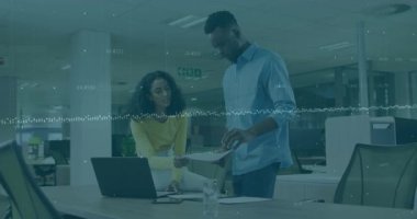 Yazılı raporu alıp kadına teslim eden adam dizüstü bilgisayardaki planı sonuçlandırıyor. İşbirliği, takım çalışması, üretkenlik, modern, profesyonel, iletişim, iş