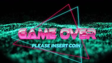 Neon yeşil noktalar oyun üzerinde dönerek başlarken üçgen çerçeveleme madeni para yerleştirmeyi teşvik eder. Retro, siber, dijital, sinematik, fütürist, sürükleyici, canlı