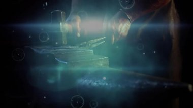 Metal işçisi, örse boş bir atış yapıyor. Teknoloji, yol gösterici darbeleri örterken at nalı vuruyor. İşçilik, endüstriyel, dijital arayüz, kesinlik, metalurji, zanaatkarlık, imalat