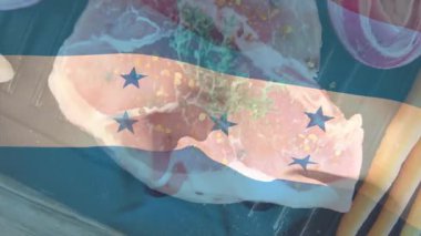 İlk saniyeden itibaren Honduras bayrağı dalgalanan çiğ biftek ve soğan üzerinde mavi gölgeler bıraktı. Gurme, aşçı, modern, kırsal, vatanseverlik, tazelik, hazırlık