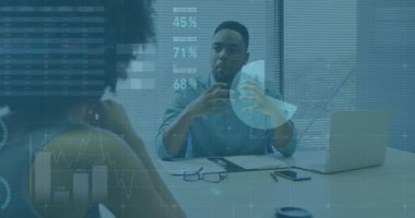 Danışman iş toplantısında jest yapıyor ve konuşuyor. Ölçüleri gösteren turta grafikleri başlatılıyor. Şirket, işbirliği, analitik, veri görselleştirme, takım çalışması, profesyonel, modern