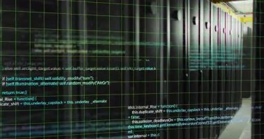 Kamera sunucu rafları boyunca yanal çekim yaparken, kod blokları görselleştirme veri akışını kaydeder. Teknoloji, veri, siber güvenlik, yenilik, dijital, altyapı, ağ