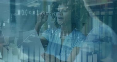 Finans analisti, analiz için şamdan ve çubuk grafiklerinin gösterilmesine neden olan tarama raporu. Finansal, veri, analiz, profesyonel, modern, kurumsal, odaklanma