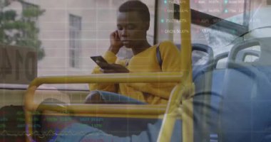 Akıllı telefondan arayan kadın, otobüsteki stokları takip ederken hisse senetlerinin üst üste bindiğini belirtiyor. Kentsel, teknoloji, ulaşım, veri, cep telefonu, iş dünyası, modern