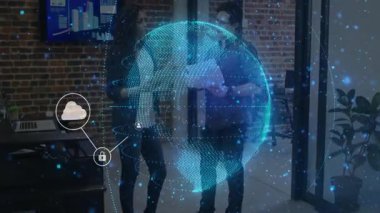 İş arkadaşları belgeleri değiş tokuş ediyor ve holografik ağ simgelerini teknoloji projesi için aktifleştiriyor. İşbirliği, yenilik, bağlantı, dijital, geleceksel, takım çalışması, iş