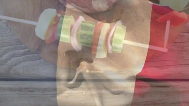 Şiş iplik, el yapımı biftek, bitki tuzu serpiştirme, sunum için şiş çerçeveli et. Izgara, barbekü, tazelik, aşçılık, kırsal, açık hava, gurme