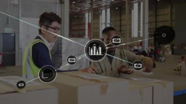 Yönetici bilgisayarı kaydırıyor, istasyonda teknik tarama etiketleri var, lojistik analiz eşleşmesi yaratıyor. Lojistik, tedarik zinciri, veri görselleştirme, endüstriyel, takım çalışması, verimlilik, operasyonel