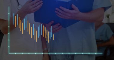 Sağlık uzmanları koğuşta panoyu incelerken bar çizelgesini hastaların verilerini takip ederek canlandırıyorlar. Tıbbi, analitik, modern, teknoloji, profesyonel, klinik, veri