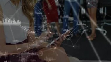 Ofis kullanıcısı tableti tıklatıyor ve iş veri ağı grafiklerini analiz ederken aynı zamanda başlatıyor. İşbirliği, takım çalışması, dijital, teknoloji, analitik, işyeri, yenilik