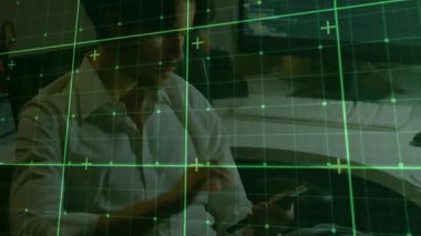 Yazılım mühendisi akıllı telefon ekranını dinlerken arka uç kodunu yazmadan önce monitöre bakıyor. Teknoloji, yenilik, programlama, çalışma alanı, konsantrasyon, dijital, modern