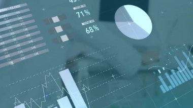 Ofis çalışanı, analiz için gösterge paneli olarak yazıp ölçüm ve çizelgeleri canlandırıyor. Teknoloji, veri, analitik, iş, yenilik, dijital, finans