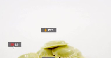 Yeşil Ravioli 'nin düz alarm simgeleri olarak belirdiğini ve büyümeyi saydığını görmeye başlıyorum. Dijital bağlantı, sosyal medya, bildirim simgeleri, gıda sunumu, canlı, modern, kullanıcı etkileşimi