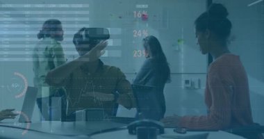 VR kulaklığı ayarlayan ve veri analizlerini araklayan bir adam teknoloji demosu üzerinde çalışan bir ekip. Teknoloji, yenilik, işbirliği, veri, görselleştirme, girişim, dijital
