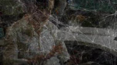 Ofis çalışanı akıllı telefonu dinliyor ve arıyor. Sonra da iş verilerini gösteren çift monitörlere geçiyor. Profesyonel, teknoloji, modern, iletişim, odaklanma, üretkenlik, kurumsal