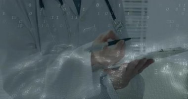 Kadın doktor muayene odasında hasta çizelgesine başlıyor. İkili kod dalgalanma gösterirken güncelleniyor. Tıbbi, sağlık, dijital, teknoloji, yenilik, profesyonel, klinik