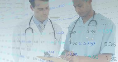 Klinikteki hasta verilerini animasyon çizelgeleriyle kaydeden bir doktor. Sağlık, işbirliği, profesyonellik, sağlık, tanı, takım çalışması, tıbbi ortam