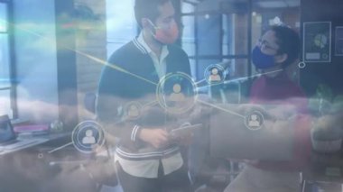 Tableti tıkırdatan erkek, sanal ağ gibi hareket eden kadın dijital işbirliğini gösteriyor. İşbirliği, teknoloji, takım çalışması, dijital, ağ oluşturma, yenilik, iletişim