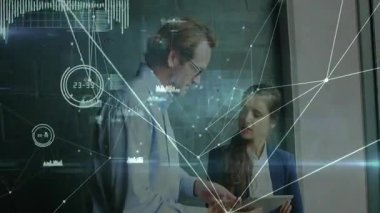 Meslektaşların tablet çalması, iş çizelgelerini göstermesi animasyon çizgileri ve sayısal örtüşmelere neden oluyor. Teknoloji, işbirliği, veri, yenilik, ağ, analitik, takım çalışması