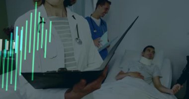 Doktorun hasta notlarını gözden geçirmesi ve sağlık kontrolü için hayati değerleri kaydetmesi. Tıbbi, sağlık, klinik, tanı, belgeleme, profesyonellik, izleme