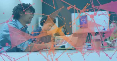 Tasarım ekibi UI modellemesini geçerek ve prototipi ağ kaplaması ile sonuçlandırarak incelemeye başlıyor. İşbirliği, yenilik, modern, teknoloji, beyin fırtınası, takım çalışması, dijital