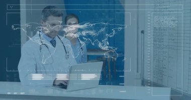 Klinikte analiz için hemşire çizelgesini gösterirken dünya haritası panellerini çalıştıran bir doktor. Tıbbi, işbirliği, teknoloji, sağlık, teşhis, analiz, meslek