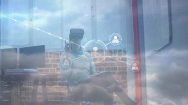 VR kulaklık takan, parmak kaldıran ve veri ağı grafiğini teknoloji ofisinde başlatan bir kadın geliştirici. Teknoloji, yenilik, bağlantı, dijital, çalışma alanı, gelecekçilik, işbirliği