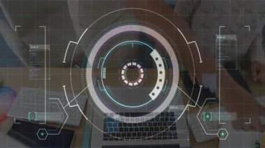 Yüksek çözünürlük grafikleri, iş arkadaşlarının veri tabletlerini not etmesi, iş analizi için tablet çalması. Yenilik, teknoloji, işbirliği, üretkenlik, modern, çalışma alanı, dijital