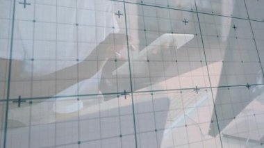 Adam masadaki tableti kaldırıp ekranı tıkırdatırken sistem kılavuz teknoloji içeriği incelemesini örtüyor. Teknoloji, çalışma alanı, cihaz, üretkenlik, modern, profesyonel, serbest