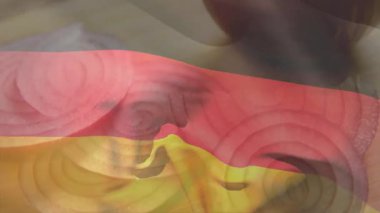 Kırmızı soğan halkalara kayarken İspanyol bayrağının üzerinde dönen kamera. Mutfak, yemek tasarımı, tazelik, kırsal, canlı, hazırlık, gastronomik