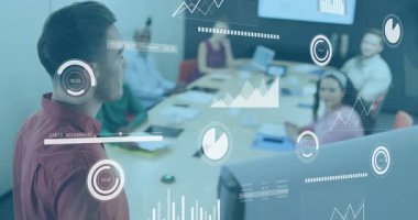 İş toplantısında konuşan sunucu canlı veri eğilimlerini gösteren holografik çizelgeler hazırlıyor. Yenilik, işbirliği, analitik, dijital, kurumsal, profesyonel, sunum