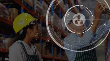 Lojistik işçisi kutusunu kaldırırken ve envanter verilerini not ederken holografik arayüz girdabına neden oluyor. Sanayi, takım çalışması, yenilik, teknoloji, verimlilik, verimlilik, depo