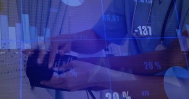 Doktor kelepçeleri alıyor, monitörü kola bağlıyor, baskıyı izliyor, klinikte ölçümleri paylaşıyor. Tıbbi, sağlık, profesyonellik, teşhis, klinik, izleme, sağlık