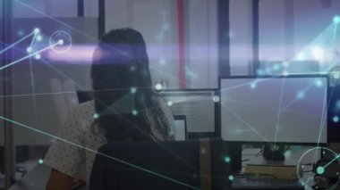 İş ağı yoğunlaşıyor, kadın daktilo yazma ve izleme işini durduruyor, kaydırma çizelgesi. Teknoloji, işbirliği, iletişim, profesyonel, dijital, yenilik, işyeri