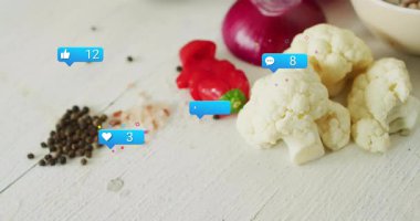 Biberlerin üzerinde kabarcık patlaması gibi. Sebzelerin etrafında yüzen ikonlar yükselen bağlılığı gösteriyor. Sağlık, beslenme, aşçılık, tazelik, canlı, sosyal medya, dijital pazarlama