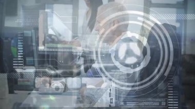 Teknik büro masasında yazı yazan adam döner halkaları, grafik simgelerini ve veri okumalarını gösteren HUD 'yi etkinleştiriyor. Teknoloji, yenilik, profesyonellik, analitik, dijital, çalışma alanı, fütüristik