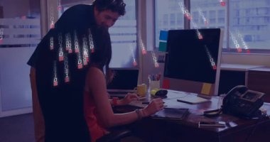 Kadın tablet tıklayarak yüzen verileri gösterirken iş arkadaşı monitörü işaret ediyor ve teknolojide çalışıyor. İşbirliği, dijital, takım çalışması, modern, iş dünyası, iletişim, teknoloji