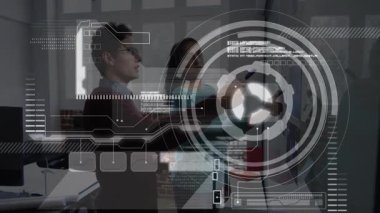 Teknoloji uzmanları şeffaf AR yönetim kurulu aydınlatma çubuğunu dinliyorlar sonra da demo için kod çalıyorlar. Güçlendirilmişlik, işbirliği, yenilik, fütüristik, dijital arayüz, yüksek teknoloji, işyeri