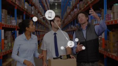 Depo çalışanları el kaldırarak alışveriş arabasında iş akışı planlıyorlar. Akıllı telefon nota simgeleri oluşturuyorlar. İşbirliği, lojistik, dijital bağlantı, tedarik zinciri, envanter, veri görselleştirme, endüstriyel