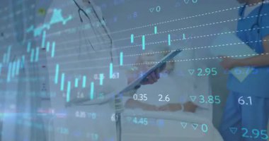 Doktor tableti tıkırdatarak finansal tablet oluşturuluyor. Hasta verilerini hemşireyle gözden geçirirken. Sağlık, dijital, teknoloji, işbirliği, teşhis, analitik, profesyonel