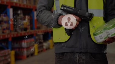 Depo çalışanı altılı pakette barkod taraması yapıyor ve envanter takibi için animasyon HUD halkaları gösteriyor. Endüstriyel, lojistik, teknoloji, envanter, otomasyon, depo, tarama