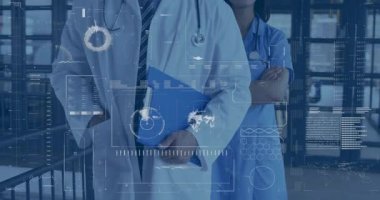 Doktor steteskopu dosyayla ayarlıyor, hemşire gülümserken görsel verileri gösteriyor. Tıbbi, teknoloji, sağlık, işbirliği, yenilik, profesyonel, dijital