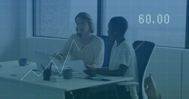 İki kadın iş verilerini analiz ediyor, çizelgeleri geçiriyorlar ve metrik güncellemelerde çizgi grafiği çiziyorlar. İşbirliği, analitik, takım çalışması, veri görselleştirme, şirket, ofis, profesyonel